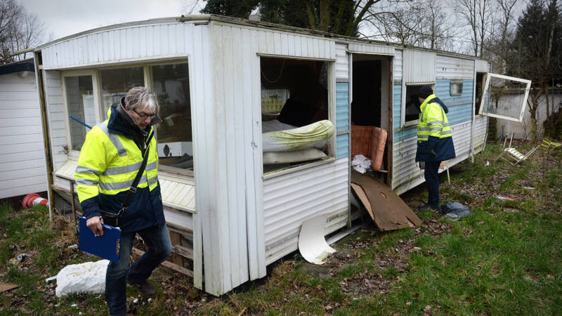 Inspection of a trailer at Fort Oranje. Photo: Marcel van den Bergh, Hollandse Hoogte, 2014.